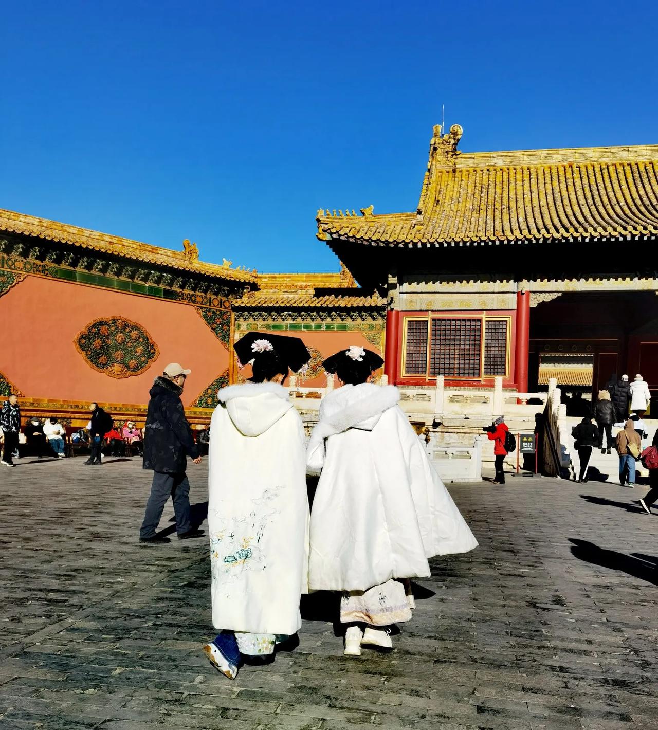 寒冷的冬天游北京故宫博物院，最吸引人眼球的景观，当属形形色色身穿白色旗袍的《格格