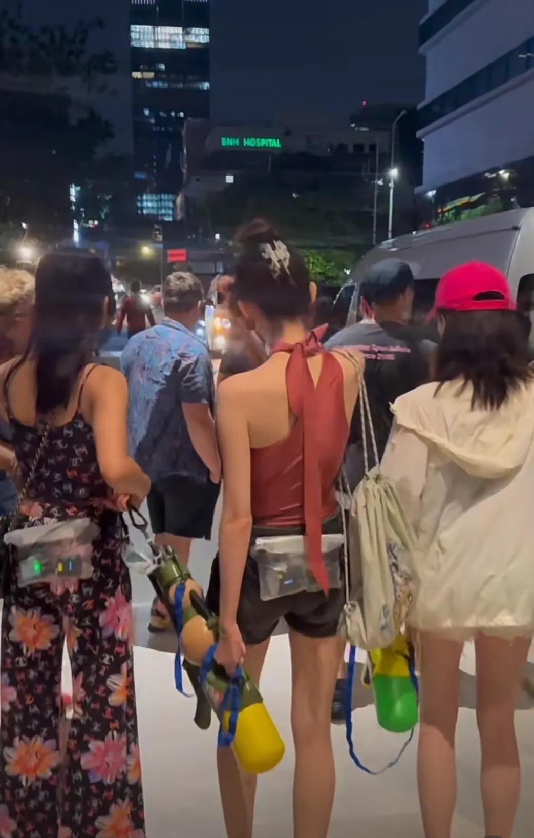 泰国偶遇娜扎拍摄综艺节目路透
娜扎可太美了，天生的大美女
背好薄 肩好宽，腿好细