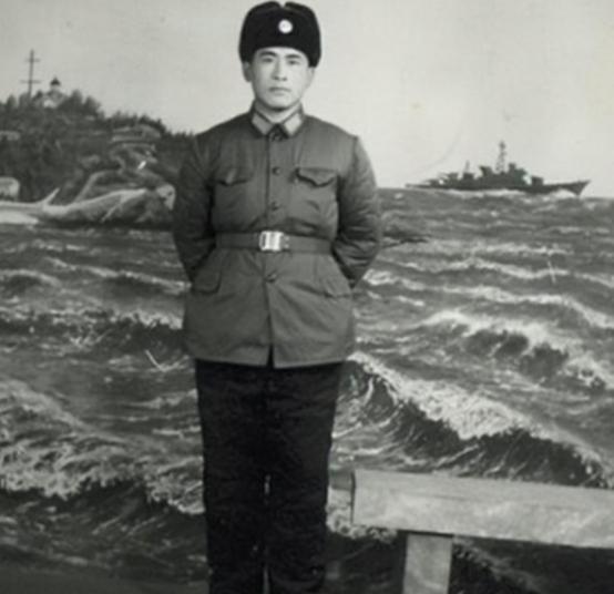 1994年，一个叫冬妮的人来到志愿军第47军“调查”自己的父亲，可是查遍了资料也