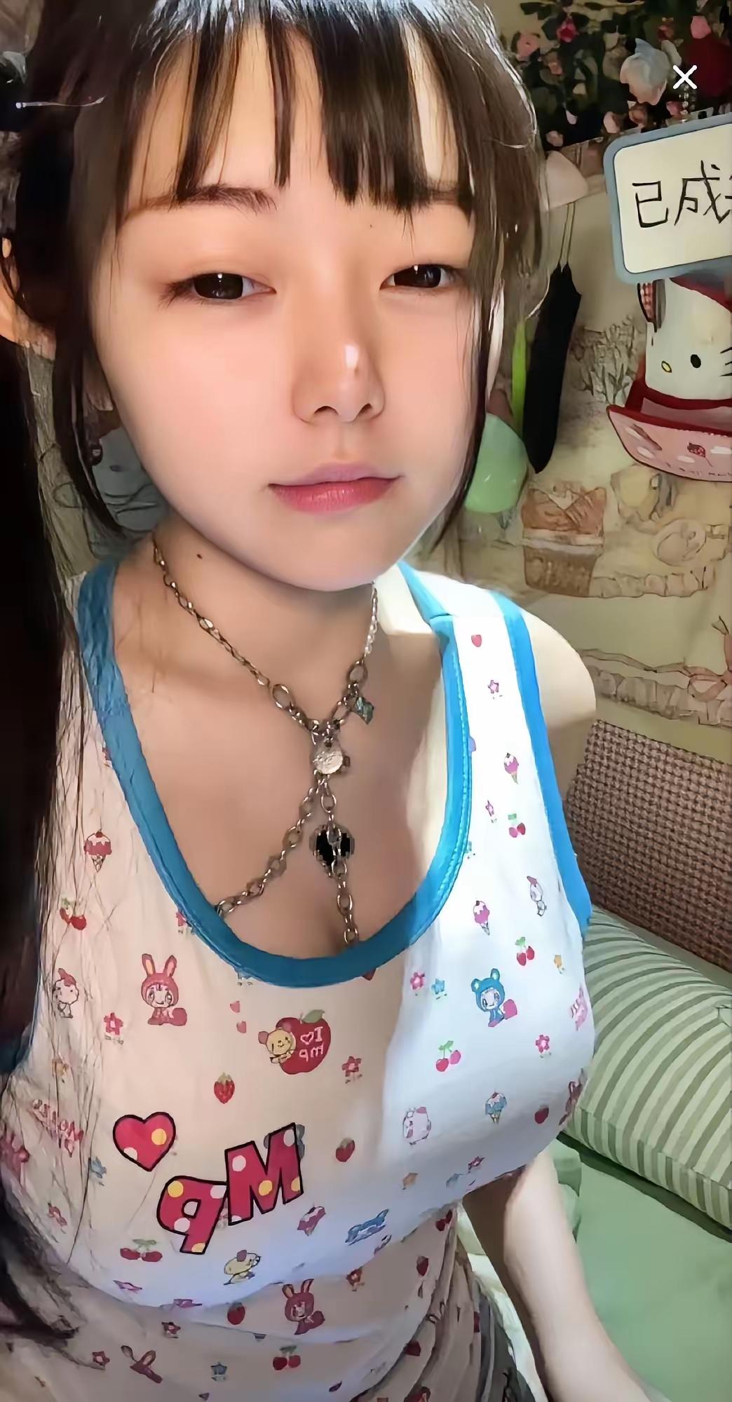 在自己的小世界里，
穿着满是可爱图案的衣服，
戴着喜欢的项链，
不用迎合谁，不用