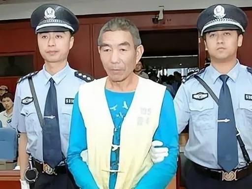 他从 2007 年开始连续杀人，直到 2012 年落网，他把受害者肉剔下，腌渍风