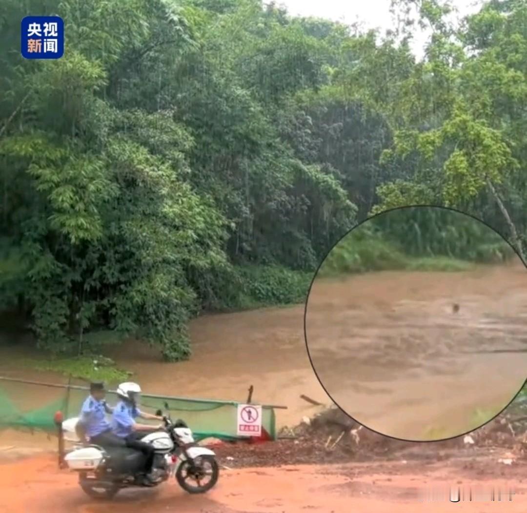 泪目了，云南西双版纳，两位民辅警骑着摩托刚做完入户走访，路过河边时，撞见一位老乡