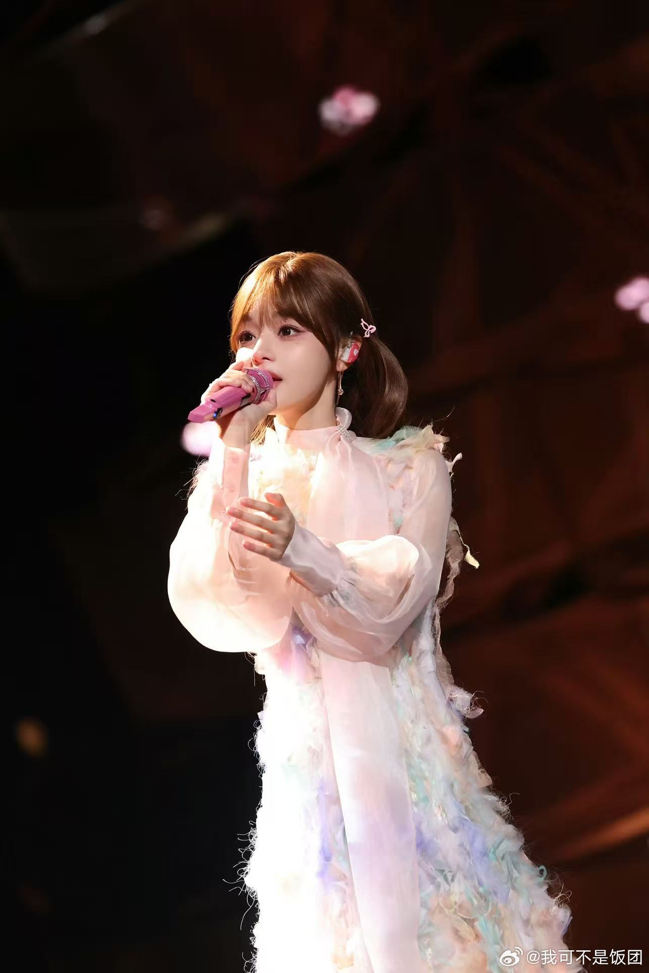 黄霄雲的吻痕申请出战黄霄雲真·全能艺人！舞台实力在线，日常手势舞也超会，多才多艺