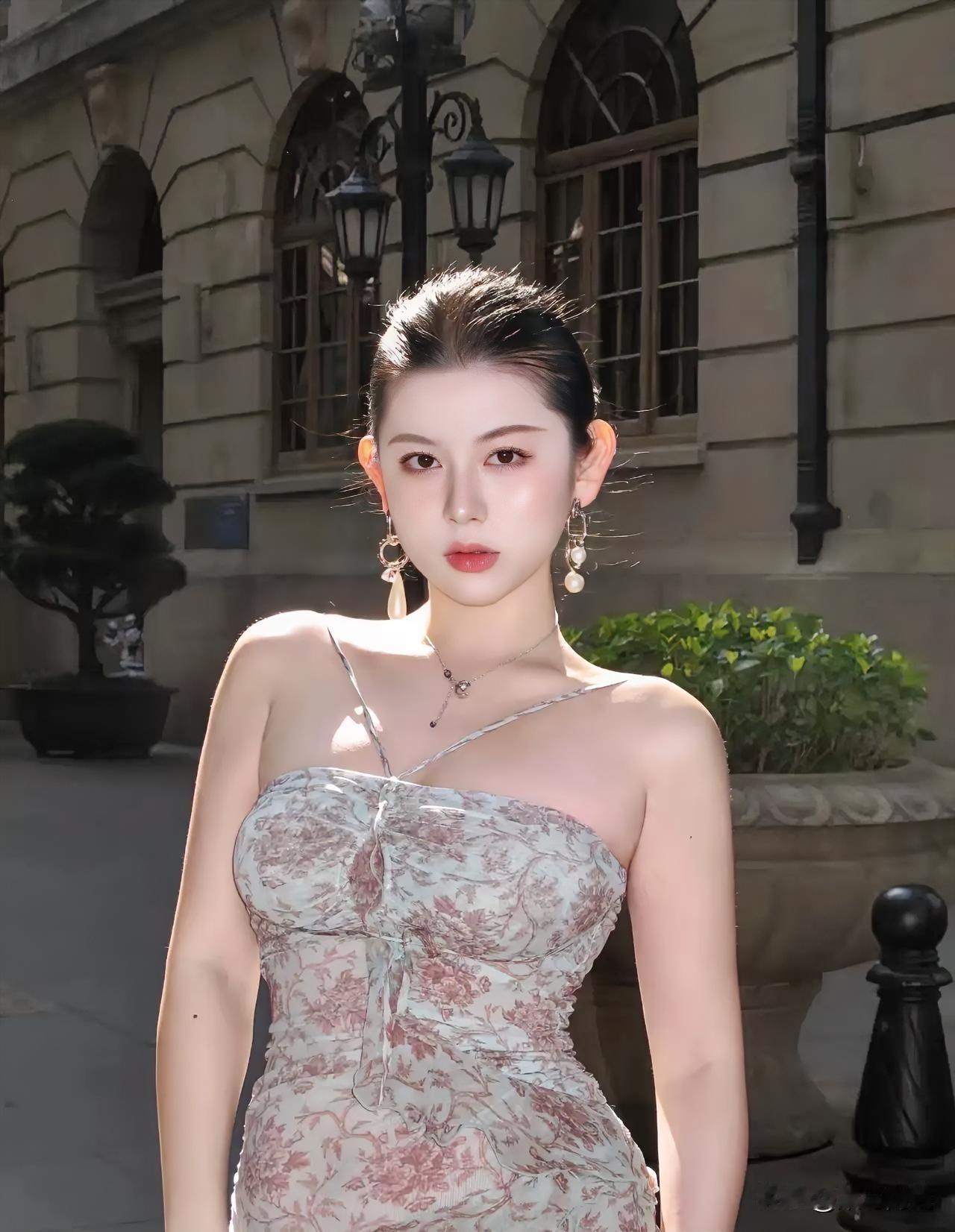成熟的女人到底是哪里吸引人?
成熟的女人吸引人的地方很多，比如说美丽善良，知书达
