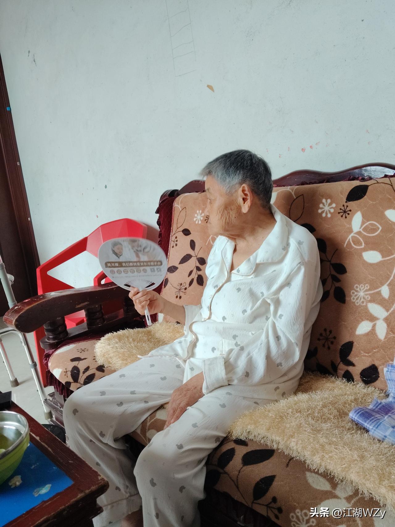 今天上午，回老家看望91岁的老母亲，自骨折做了手术之后，已经半个月了，恢复的挺不
