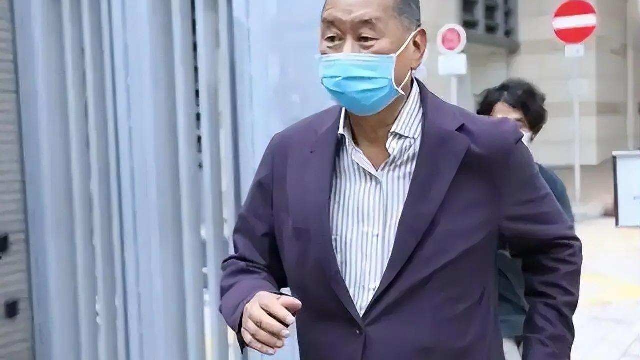 黎崇恩真的欲哭无泪了。
七十多岁的黎智英，被判二十年。这个数字意味着什么，谁都清