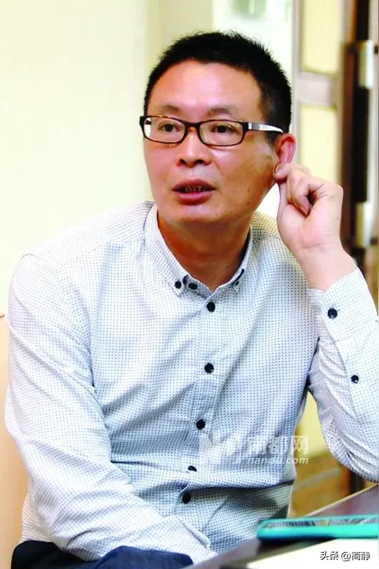 著名作家麦家说：“任何人都不能深交，越把自己交出去，你在别人心中就越贱。”
“没