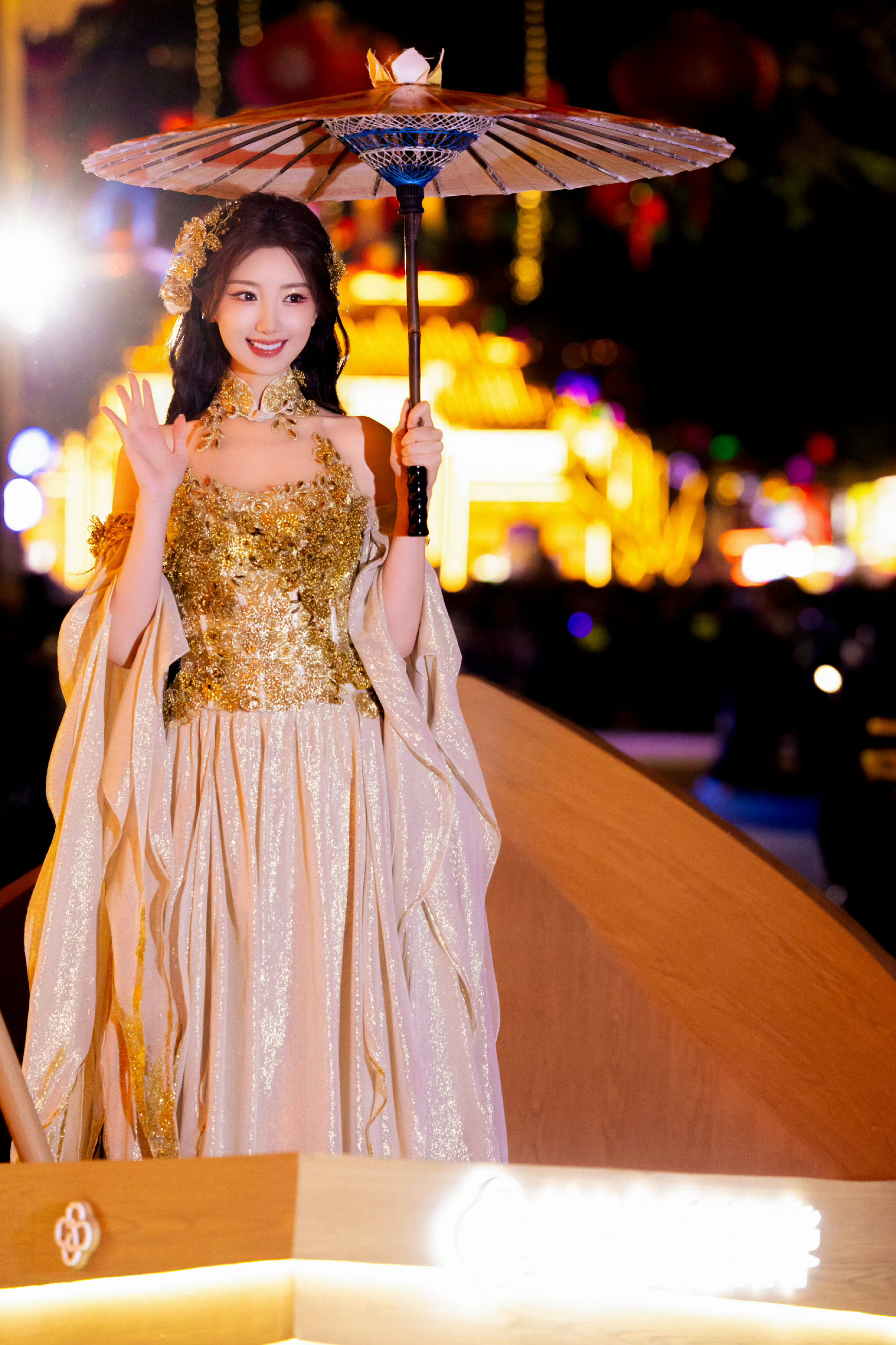 毛晓彤与非遗花丝裙适配度拉满毛晓彤人间绝美