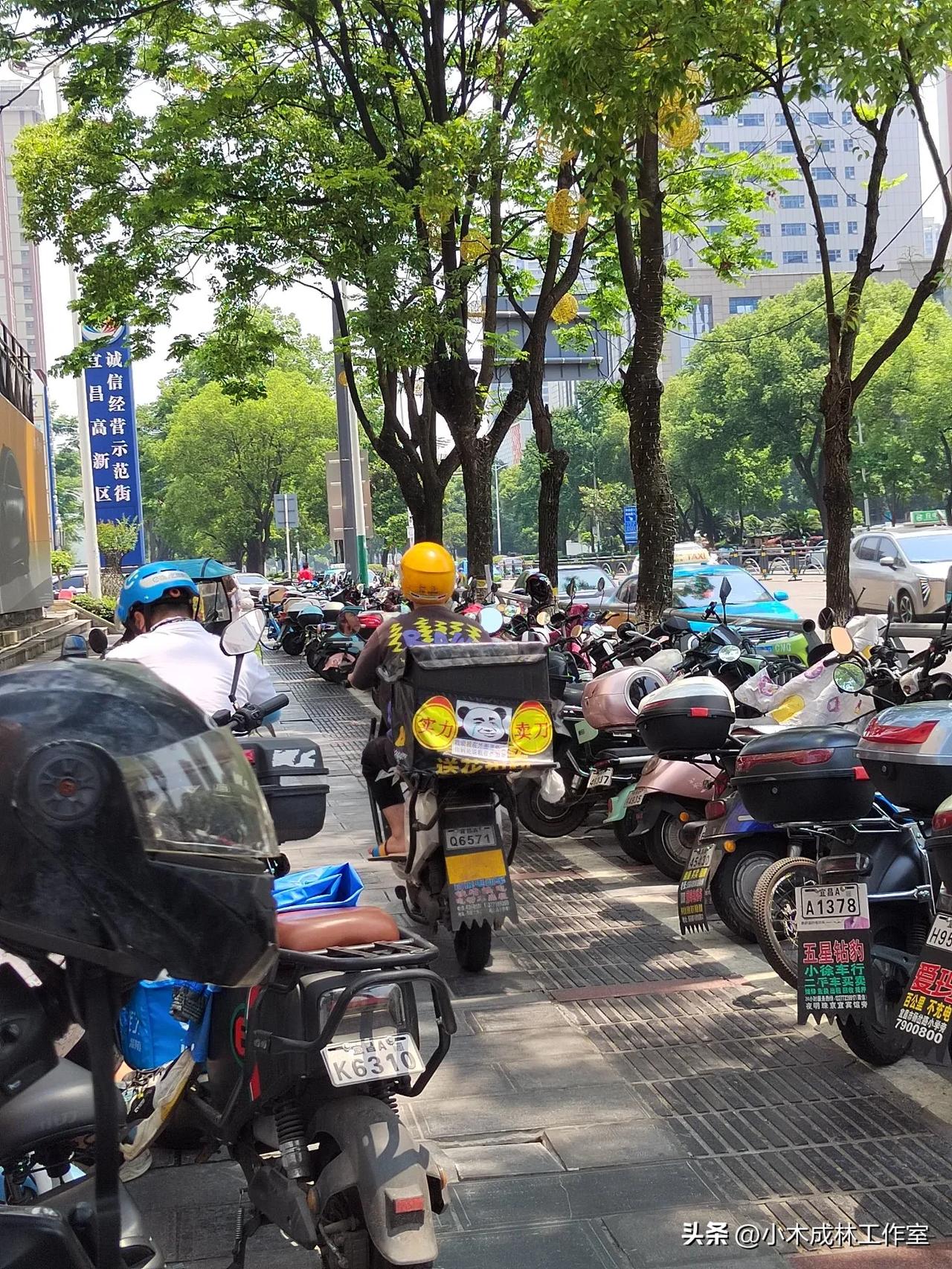 近期油价不断攀升上涨，电动自行车出行效率优势突显，宜昌市民热衷电动车出行。宜昌城