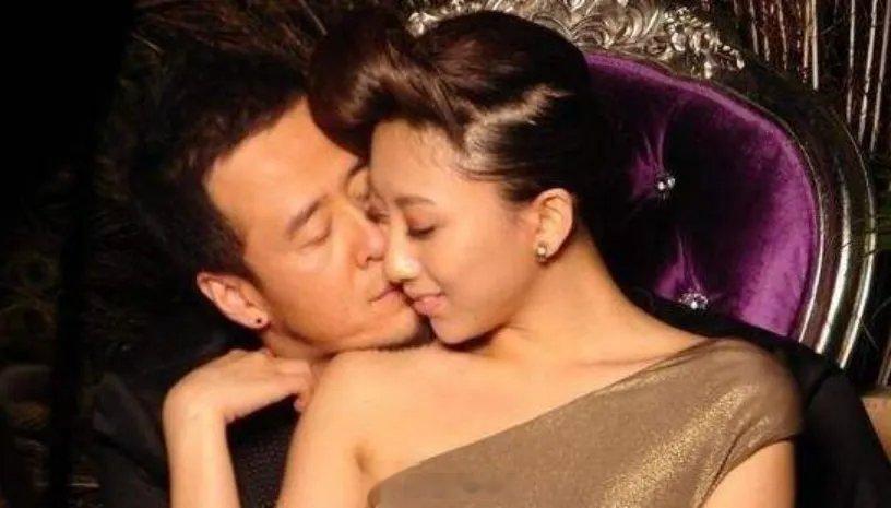 白雪和杨坤当年因为现实而分手，离别前她把自己脖子上的项链给了杨坤：“这是我们的纪