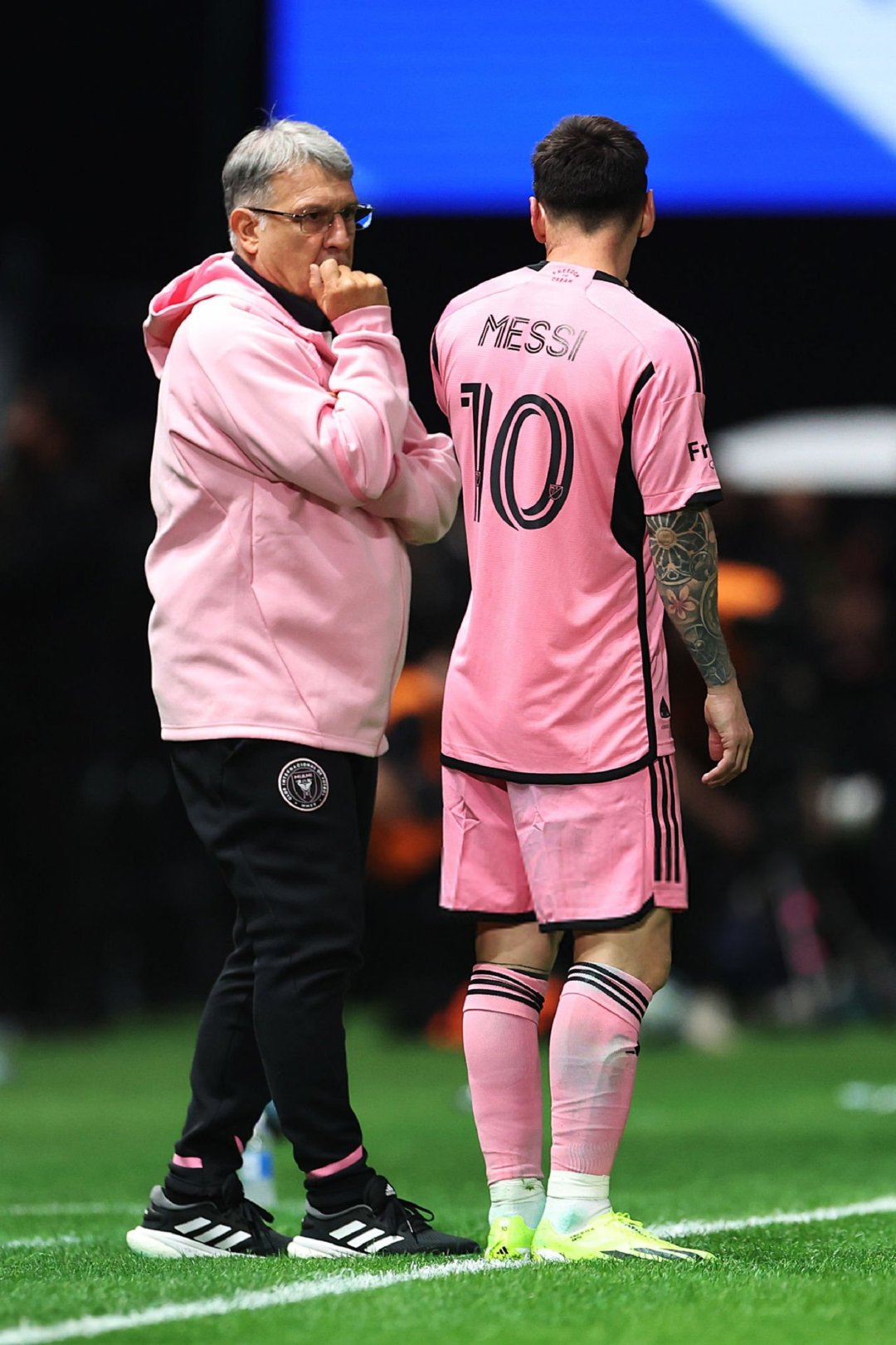 马蒂诺🎙️：“人们来到每个体育场都是为了看莱昂内尔(梅西)，这是事实，但他们也