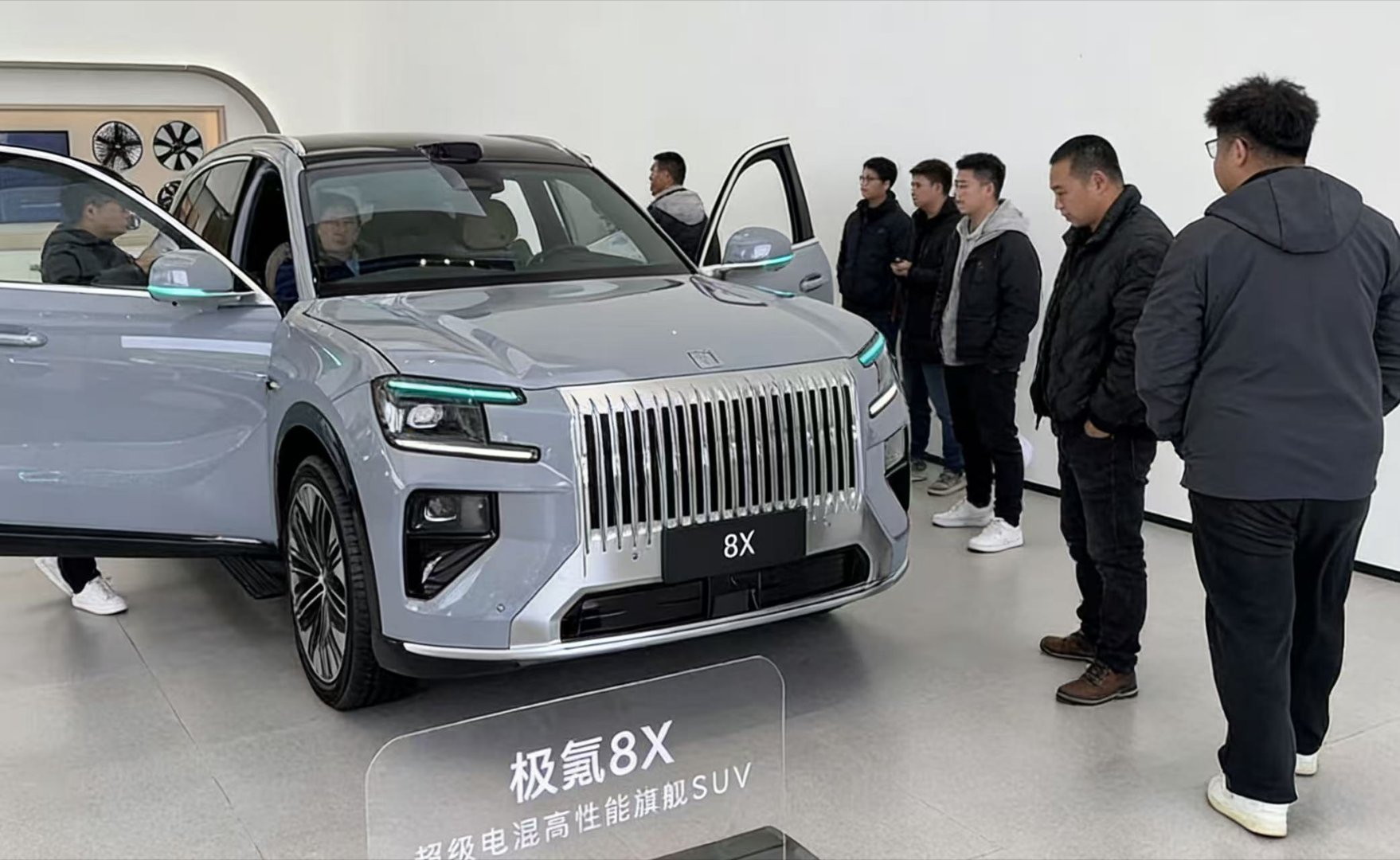 极氪8X 现场看车真的有点惊喜，人群完全不局限在一类人里。有喜欢颜值、追求个性的