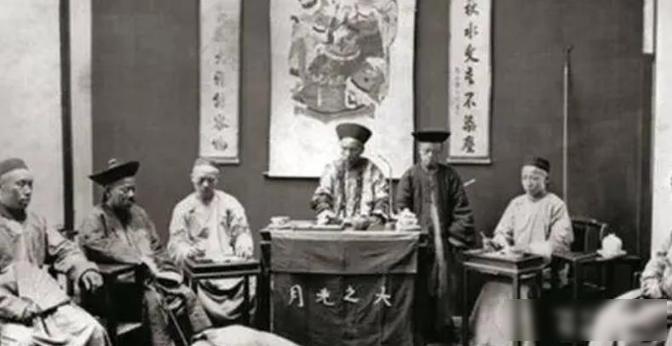 1884年，东北一个土财主翟彪为了霸占田地，残忍打死了农户，结果农户的妻子不哭不