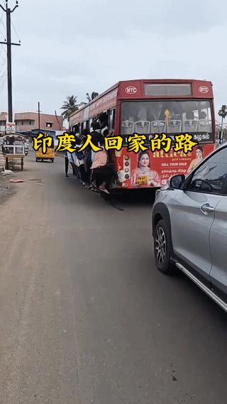 印度真不愧是一个神奇的国家。
就连乘坐公交车都是与众不同？
一辆公交车正在路上行