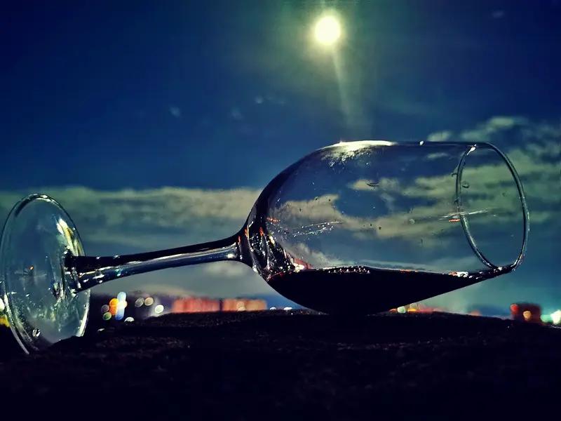 AI妙生图月下独酌思故人。