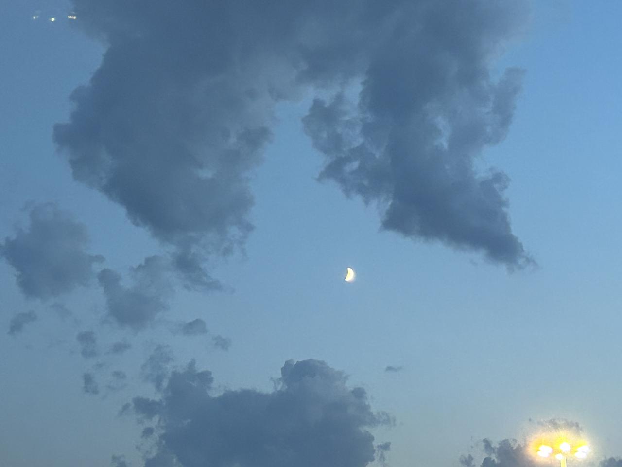 7月19日，塞尔维亚🇷🇸首都贝尔格莱德的月亮🌙…