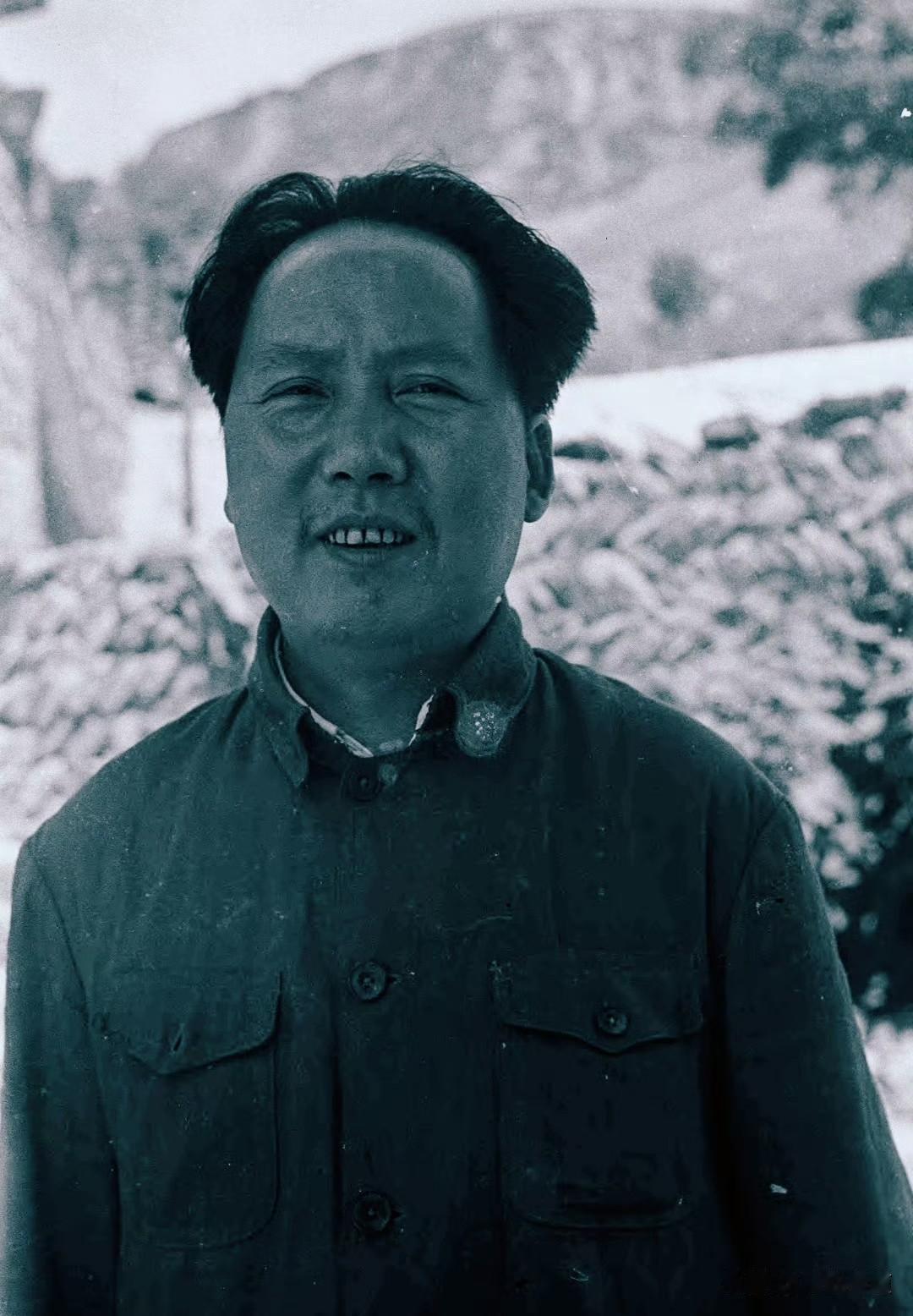1944年的陕北黄土高原，烽火未熄、山河动荡，一群心怀家国的革命者扎根于此。远道
