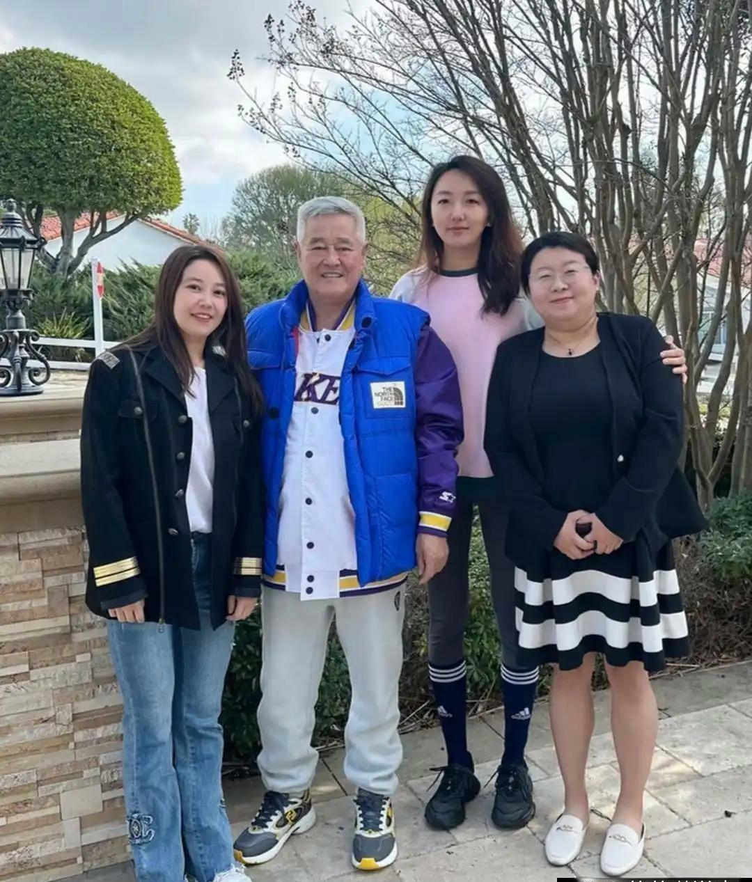 网友在美国南加州偶遇赵本山老师，幸运求得合影。赵老师和蔼可亲，虽说头发花白，但精