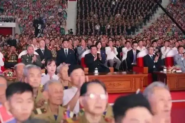 朝鲜是以左为尊还是右为尊？从这次排位来看，朝鲜和中国一样是典型的以左为大。这也从
