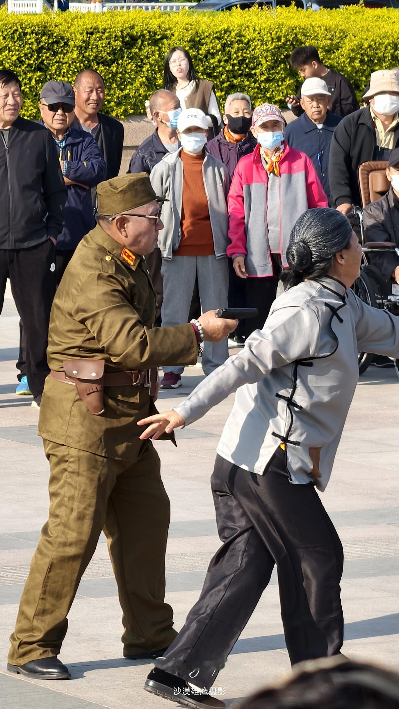 午后两点的德州中心广场，成了民间艺术的欢乐海洋。好几支艺术团正轮番献艺：这边锣鼓