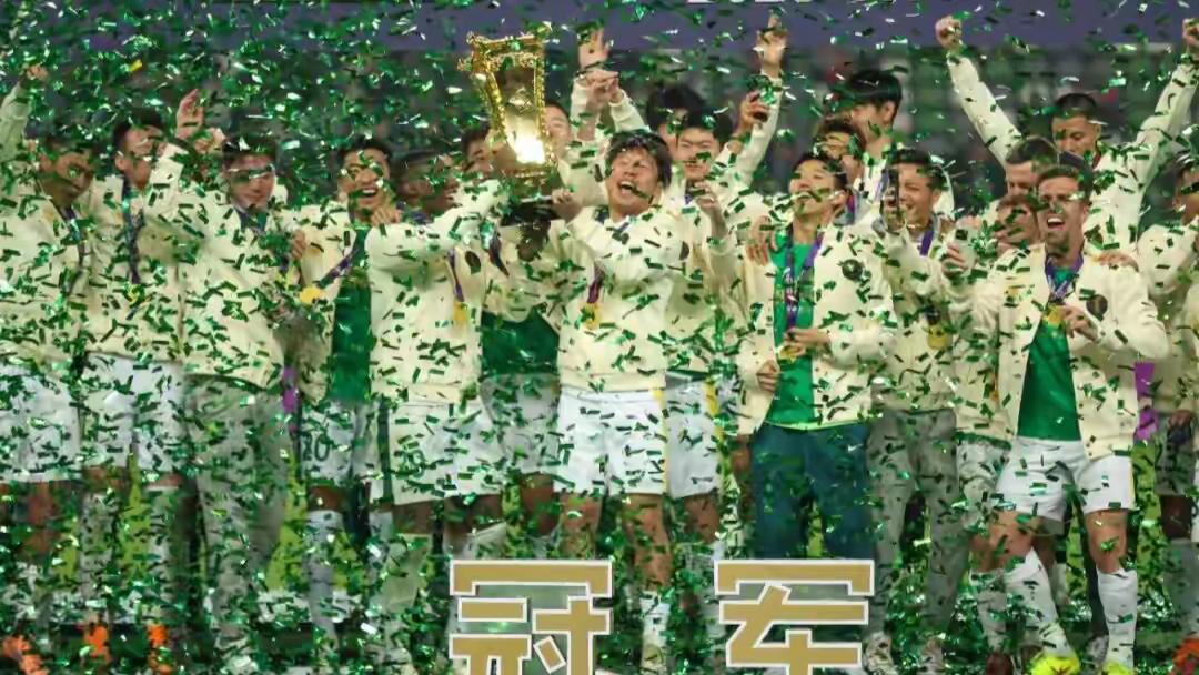 2025年12月6日晚足协杯决赛，北京国安3比0完胜河南队，时隔7年再度夺冠。当