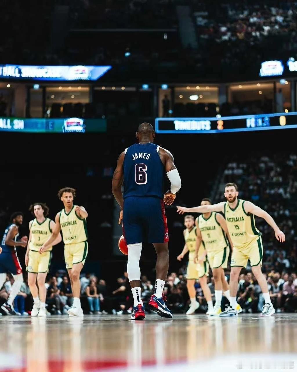 詹姆斯年纪虽然大了，但一拿球，对方应该还是很有压迫感的吧？