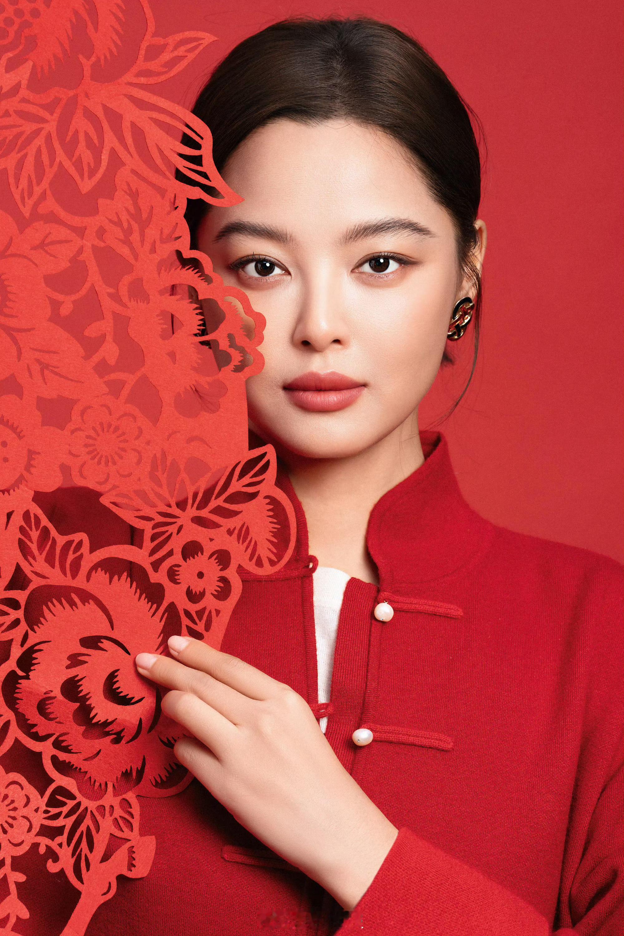 辛芷蕾出镜人民画报正刊封面！威尼斯影后效应继续燃烧，2026继新周刊和人物的年度