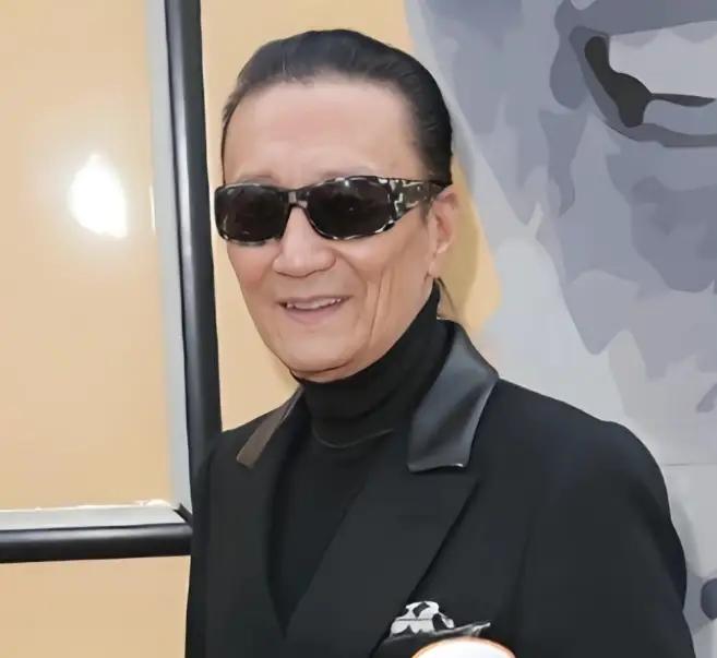 89岁的谢贤这辈子活得足够圆满了，儿女双全，两个孙子承欢膝下，一生潇洒自在，也从