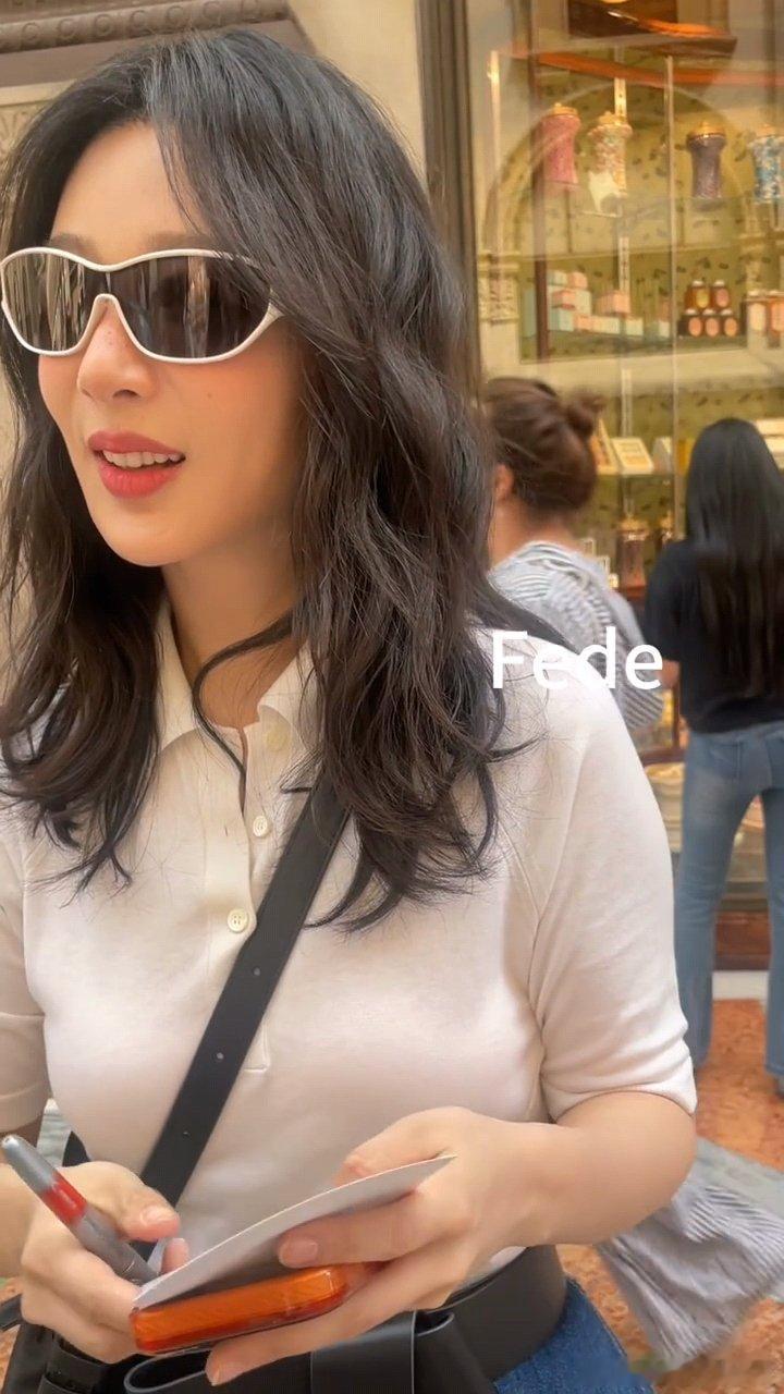 杨紫海外行程时被路人偶遇路人偶遇被杨紫美貌征服路人一直到工作室发图了才发出来，还