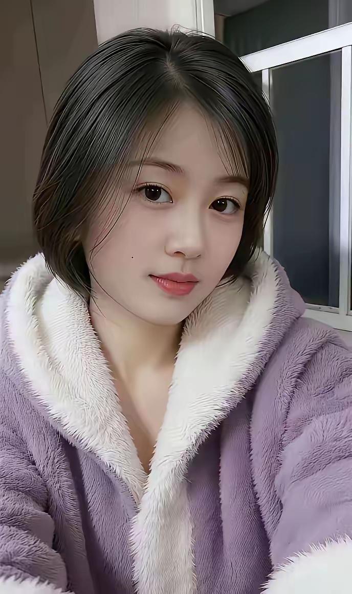 冬日暖阳下，紫色毛绒外套的甜美少女🌞💖🌴