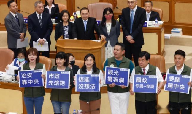 侯友宜虽然不是国民党确认的候选人，但由于已经成为“既成事实”。民进党方面已经展开