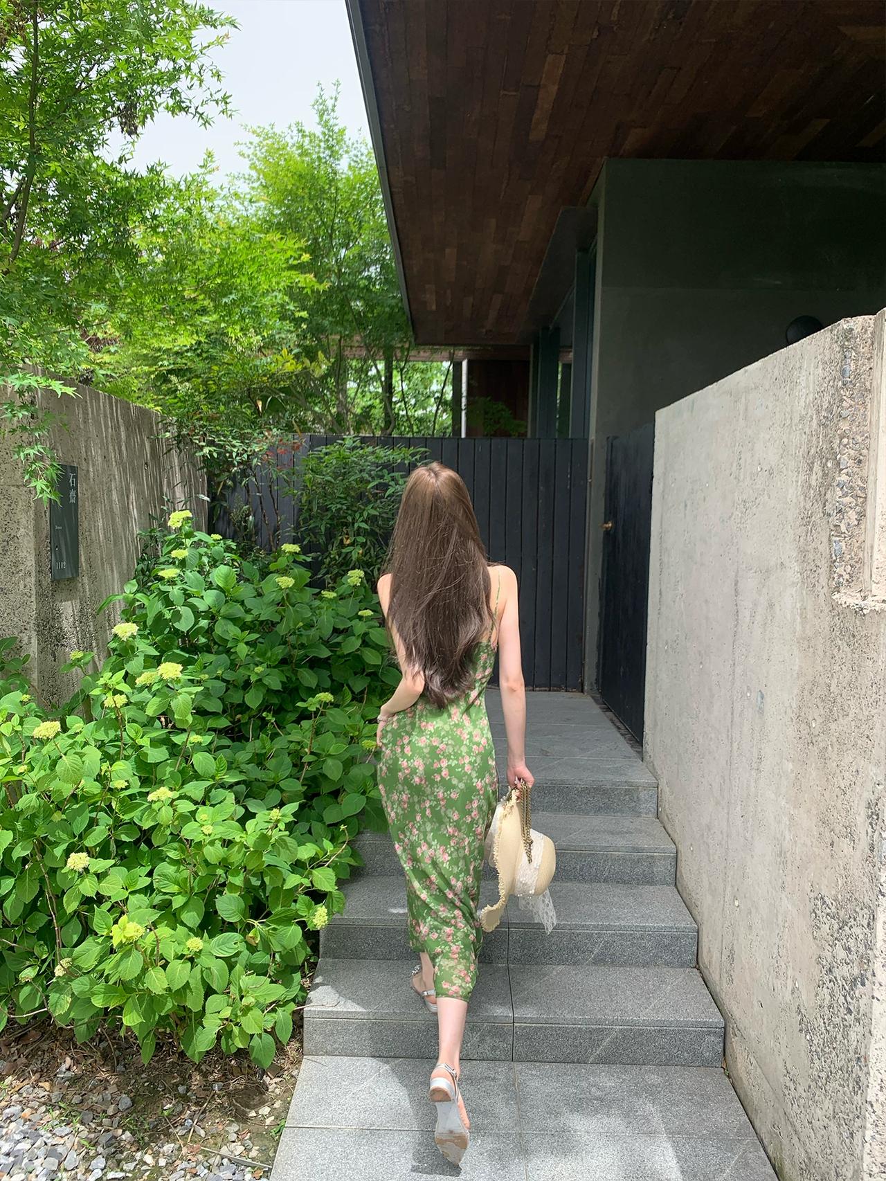 高敏感人的底色是悲观的，
因为看透了人性和世界的规律，

但他们依旧选择乐观地活