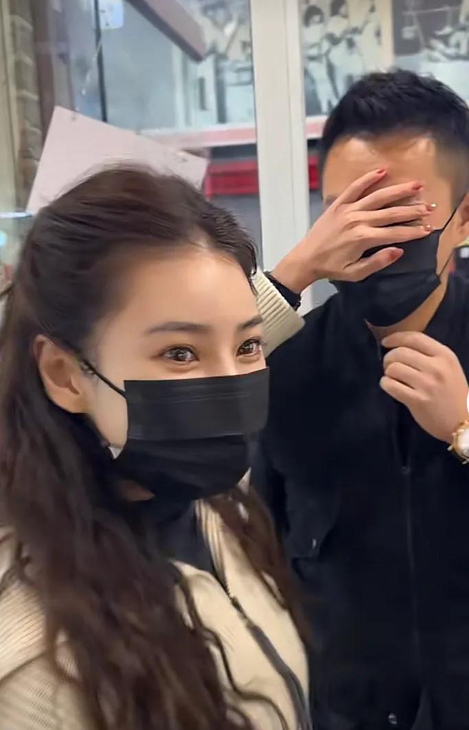 汪小菲闲暇之余，带着老婆去买蛐蛐回家比赛，这一看就是老北京人的爱好。
马筱梅做为