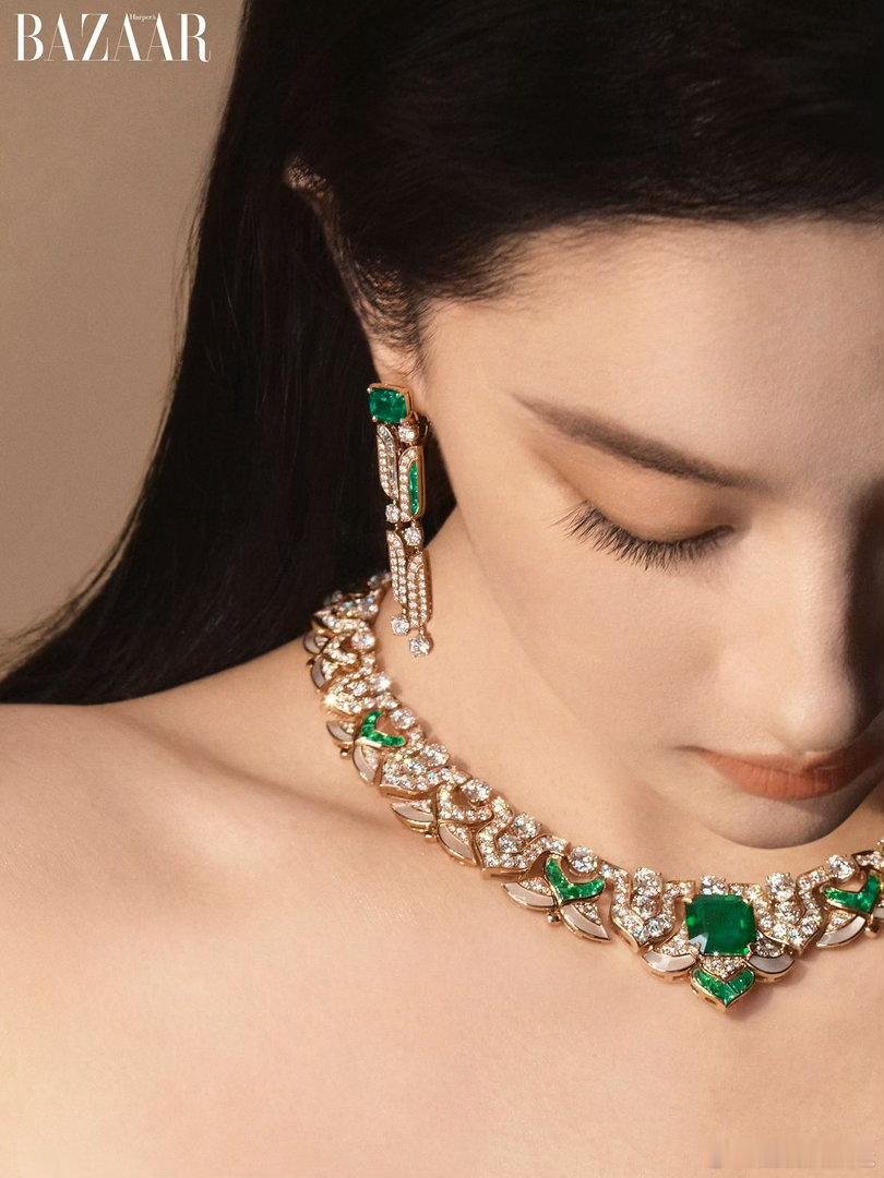 刘亦菲白到以为穿了丝袜被刘亦菲的肤色狠狠震撼，腿部皮肤白到反光，第一眼错觉以为穿