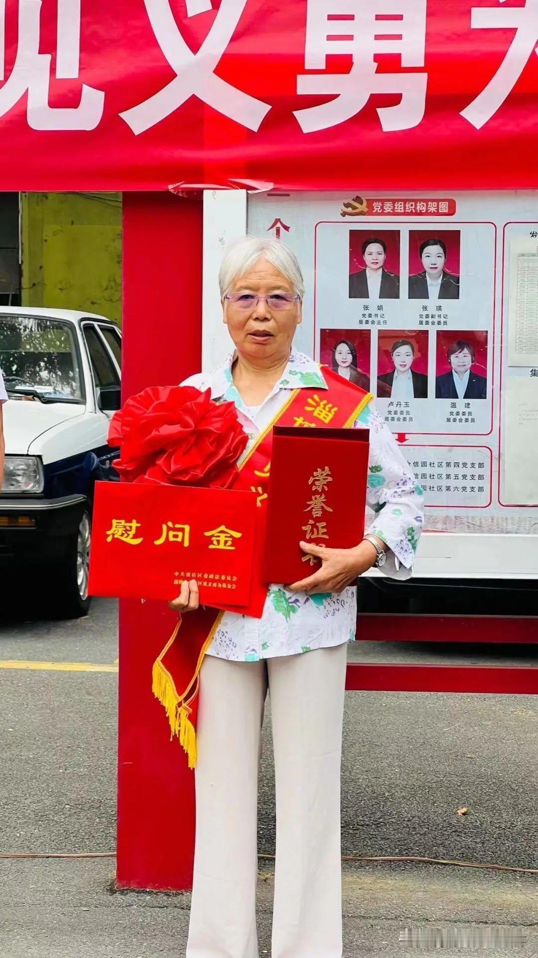 71岁奶奶跳水救人后默默走开，全城寻人背后藏着最朴素的人心
 
一场全城接力寻人