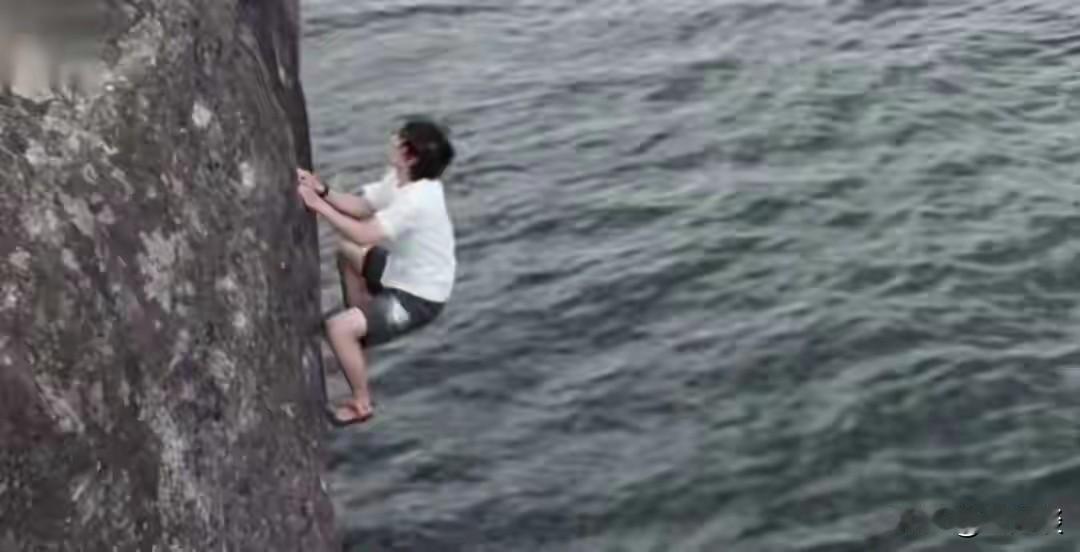 艺人王一博徒手攀岩不慎掉入大海，居然也会成为一条新闻，他既然选择了徒手攀岩，那么