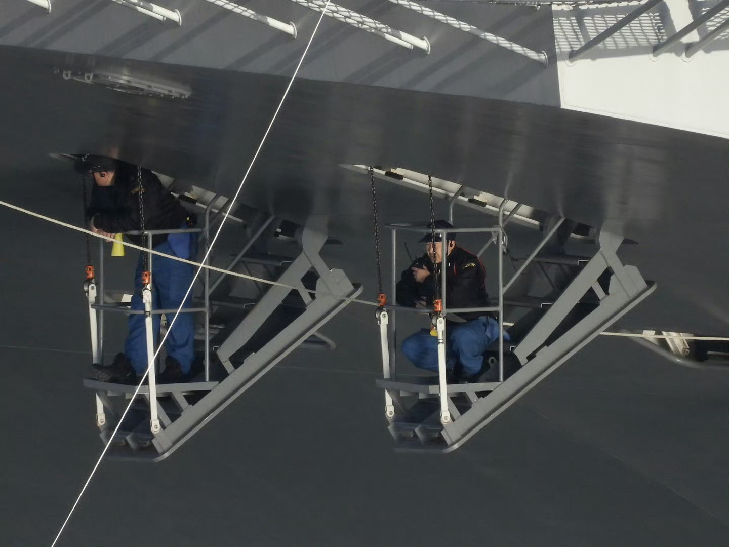 日本海自加贺号航母(DDH-184)舰艏的观察口小鬼子“别出心载”的做了个可开合