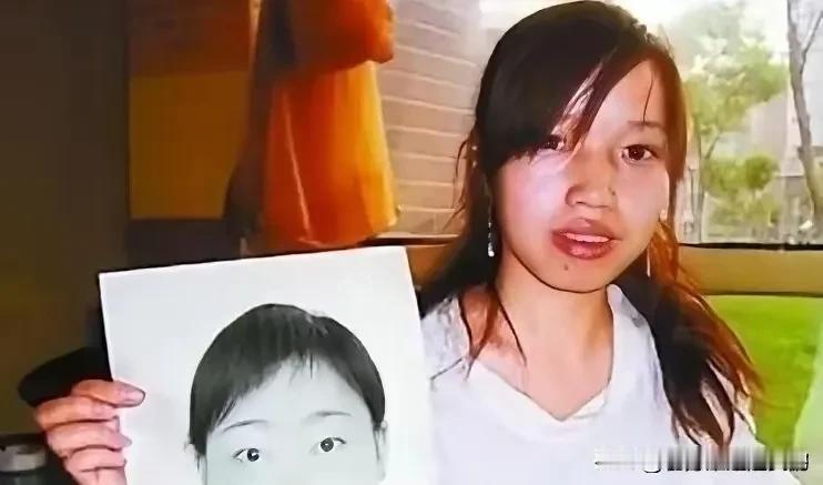 2004年，罗彩霞成功考上贵州师范大学，名额却被当地县公安政委的女儿冒名顶替。无
