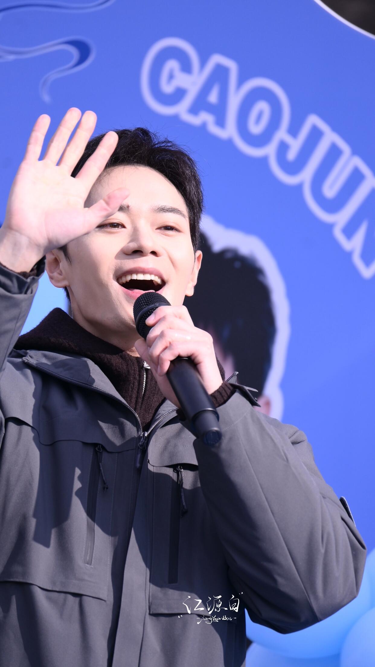 这和直接扑曹骏怀里有什么区别 曹骏抱花与粉丝互动的拍摄视角太会了！镜头对准胸膛的