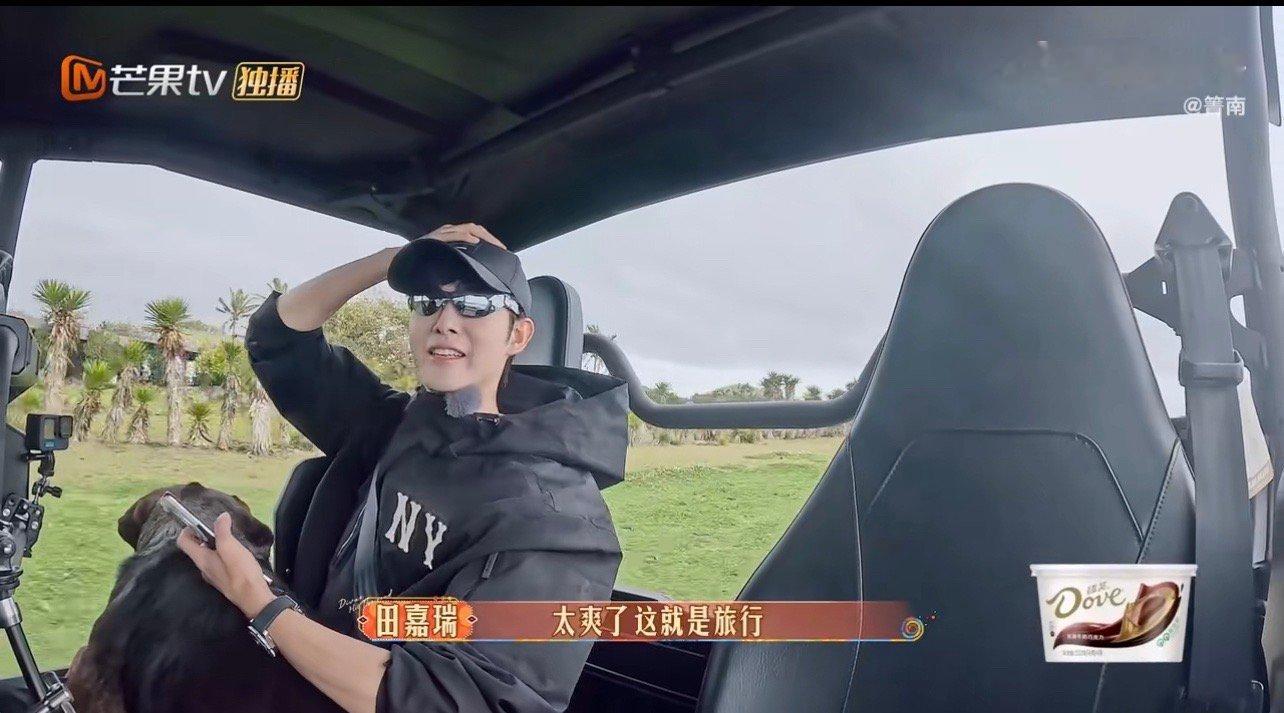 #这一刻才是金晨自己# 金晨在花少中驾驶车辆时展现了最真实的自己，很多人肯定也能