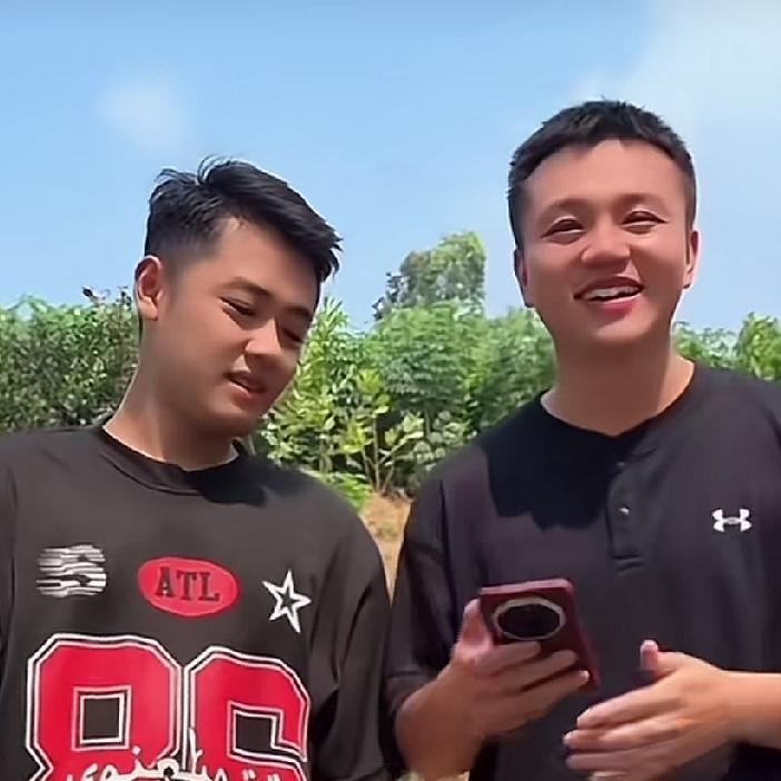 开弓没有回头箭，小松和秋秋在越南给五叔五婶盖房子，老房子扒了一半，剩下的一半五婶