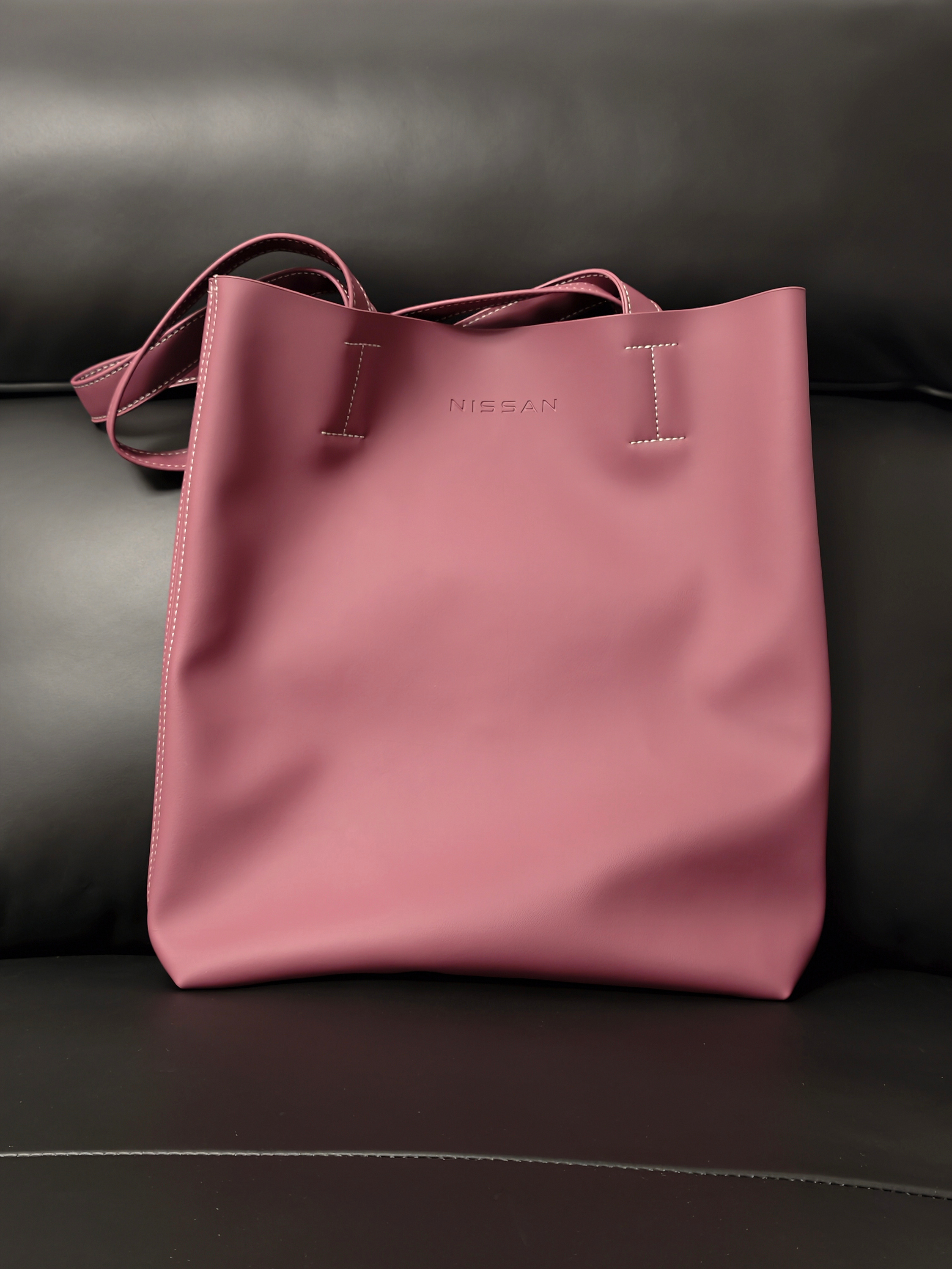 收到东风日产N6的高定限量款鸿运托特包，同款新内饰配色质感拉满，好看又能装，仿佛