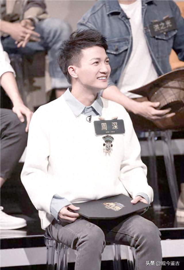 周深说自己的音乐不适合当武器，1年后他用这首歌把全场唱哭了