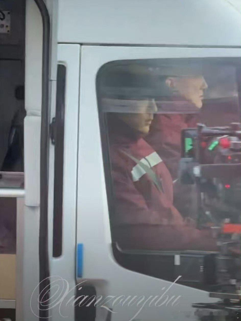 肖战小城良方红色制服造型肖战红色制服路透肖战小城良方红色制服造型好帅 