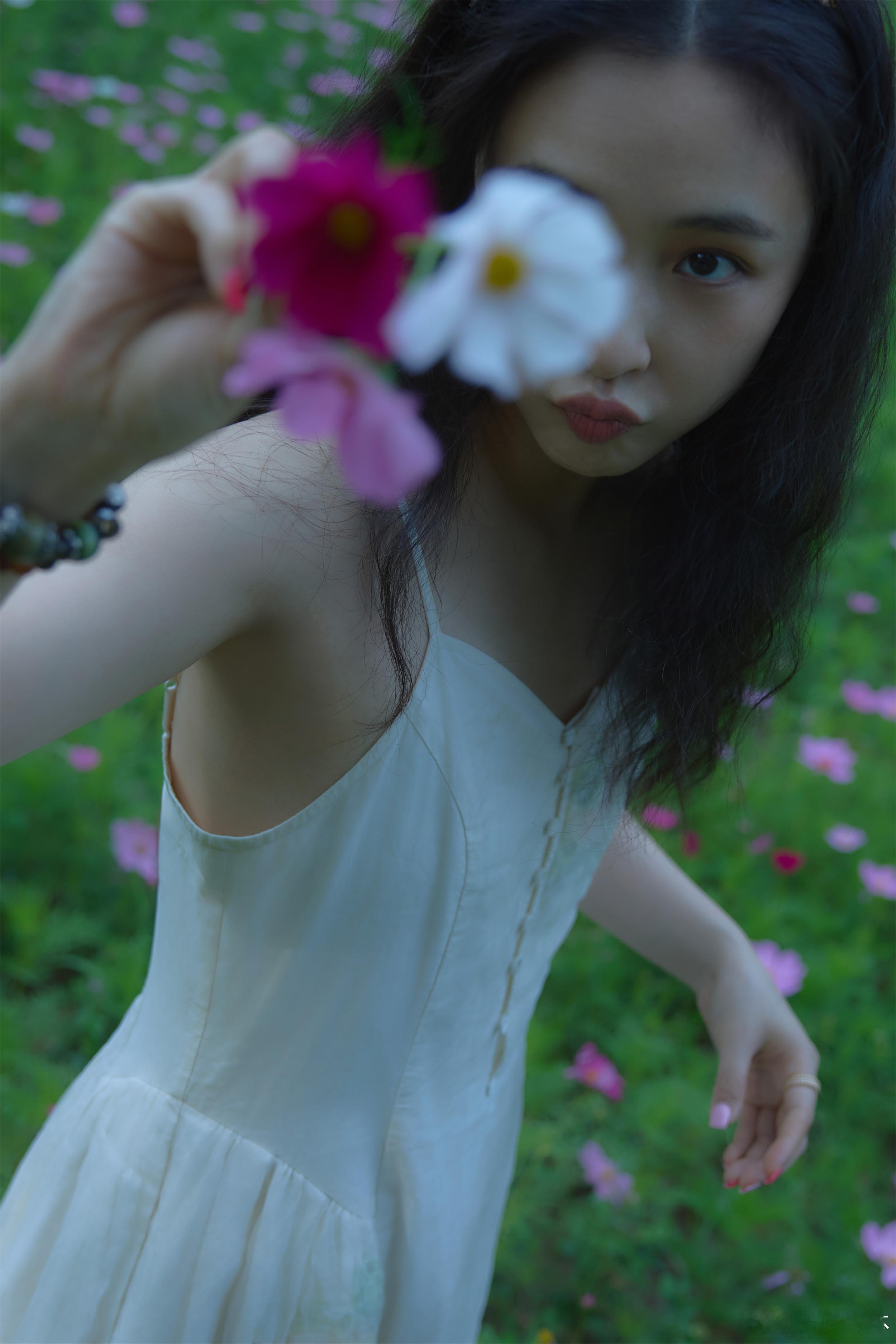 吴倩，一组好看的生日写真：白裙轻盈，漫溯花攒悦然顺遂。吴倩