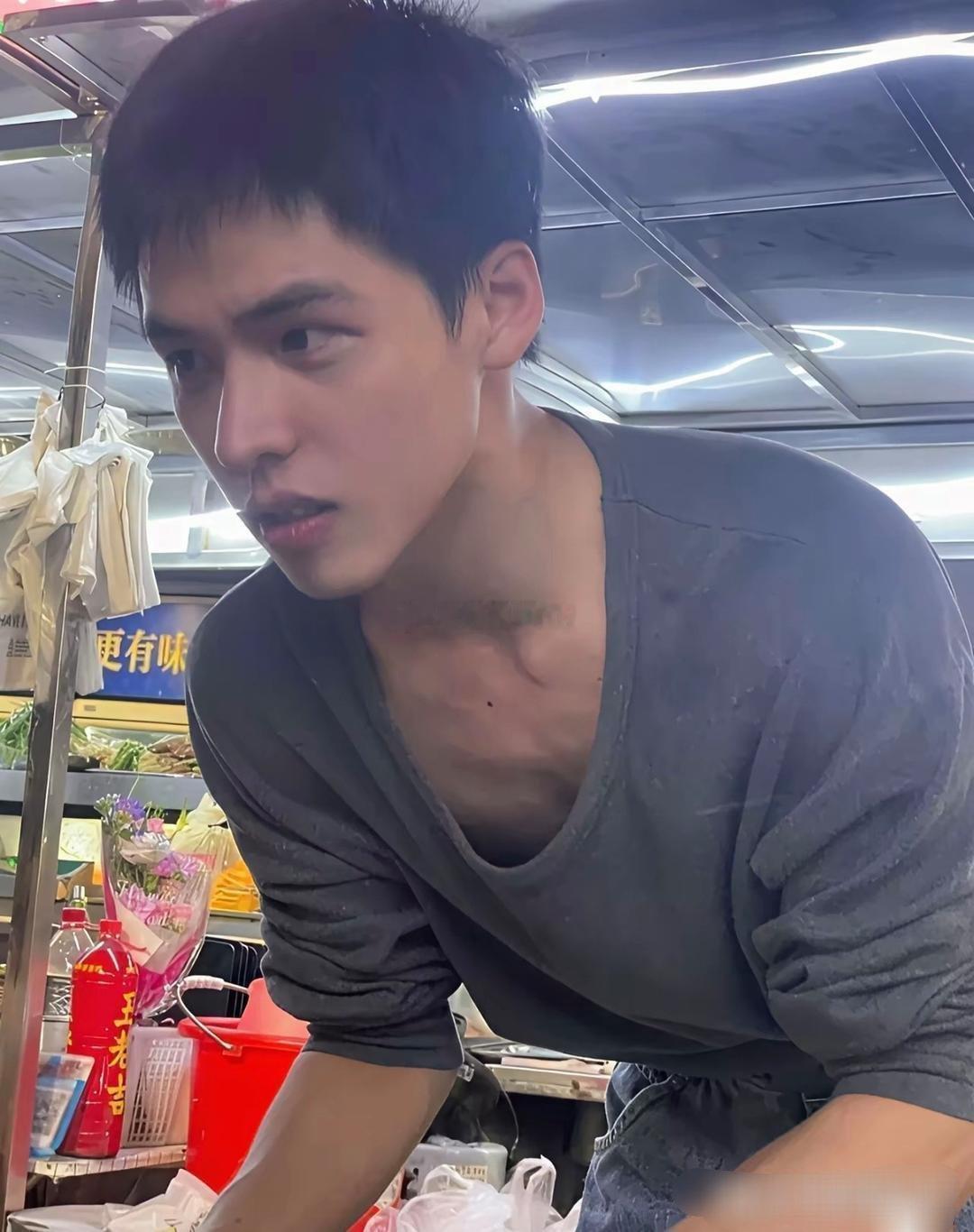 帅成这样了为啥还要靠摆摊为生 