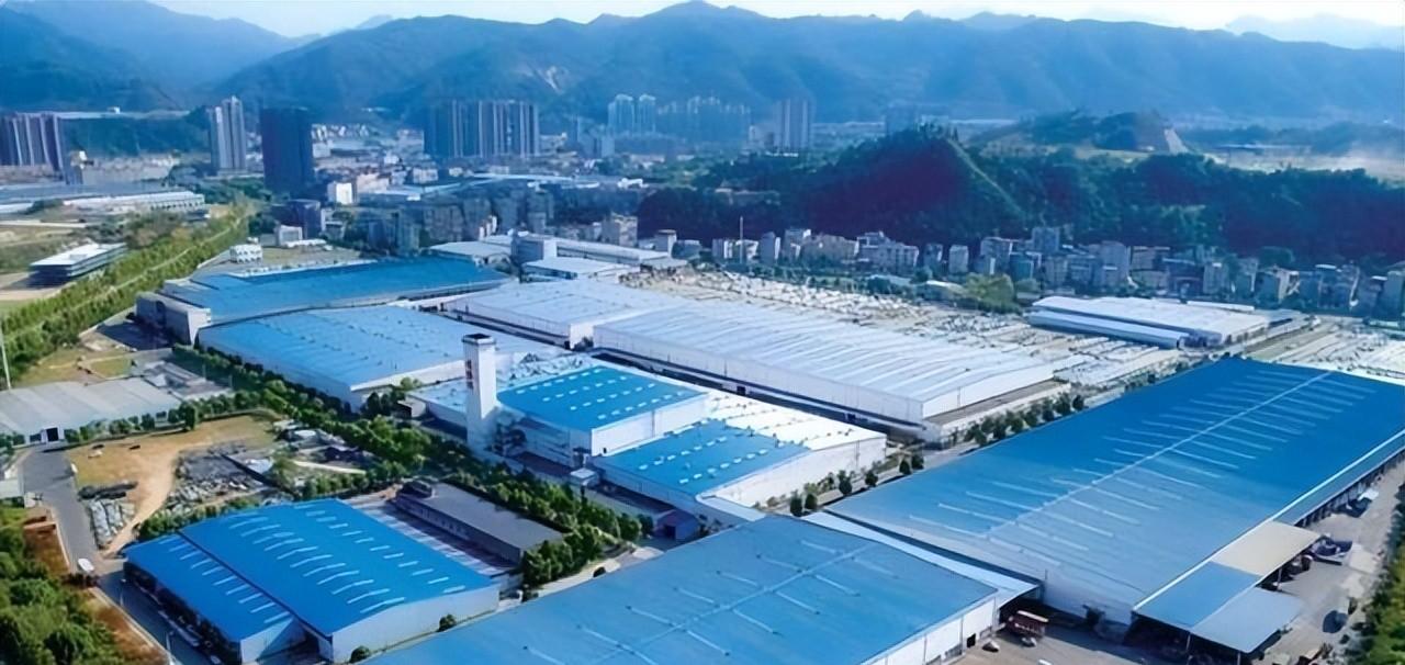 174万亿。这是咱们老百姓存在银行里的钱，平均每人十二万三。但更扎心的是，一半以