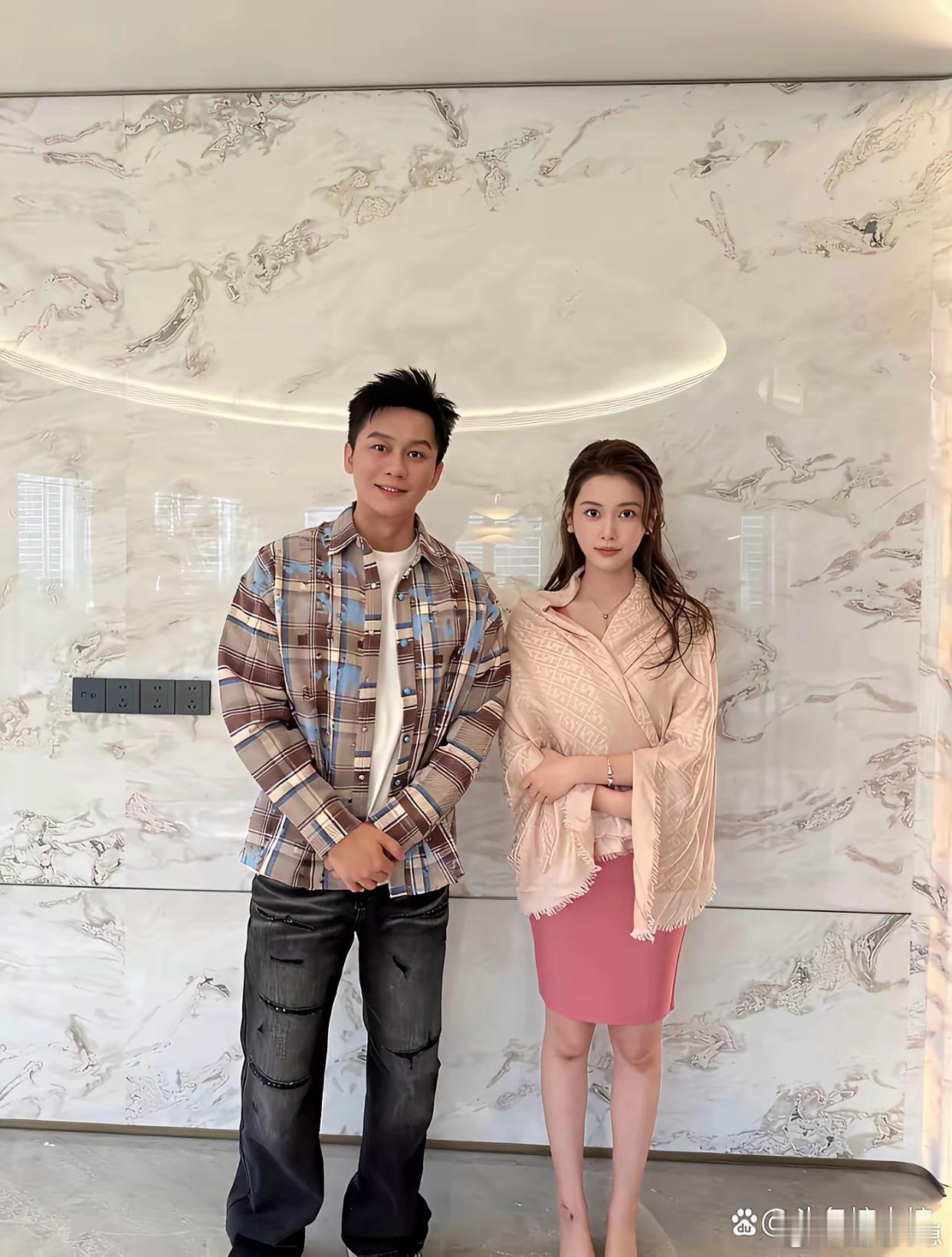 李晨身边的美女太吸睛了！五官精致气质出众，漂亮得让人移不开眼，好想知道她的身份~