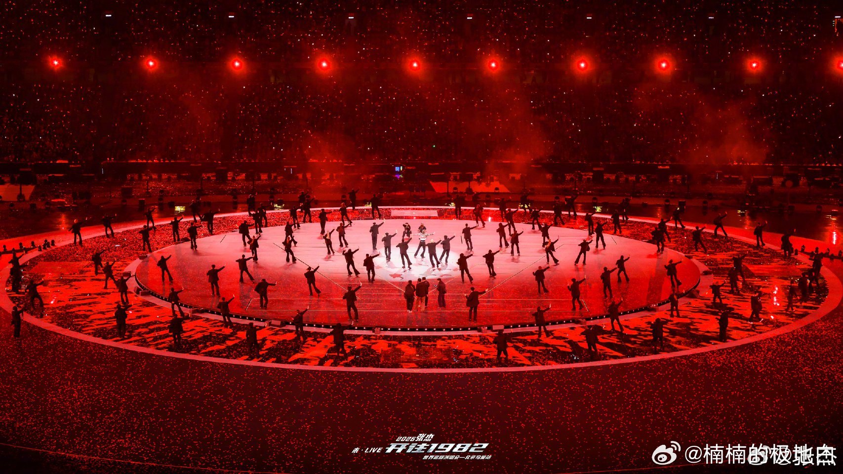 一个字概括张杰鸟巢演唱会 一个字：绝！舞美、音效、编排全是顶级，每一个舞台都像艺