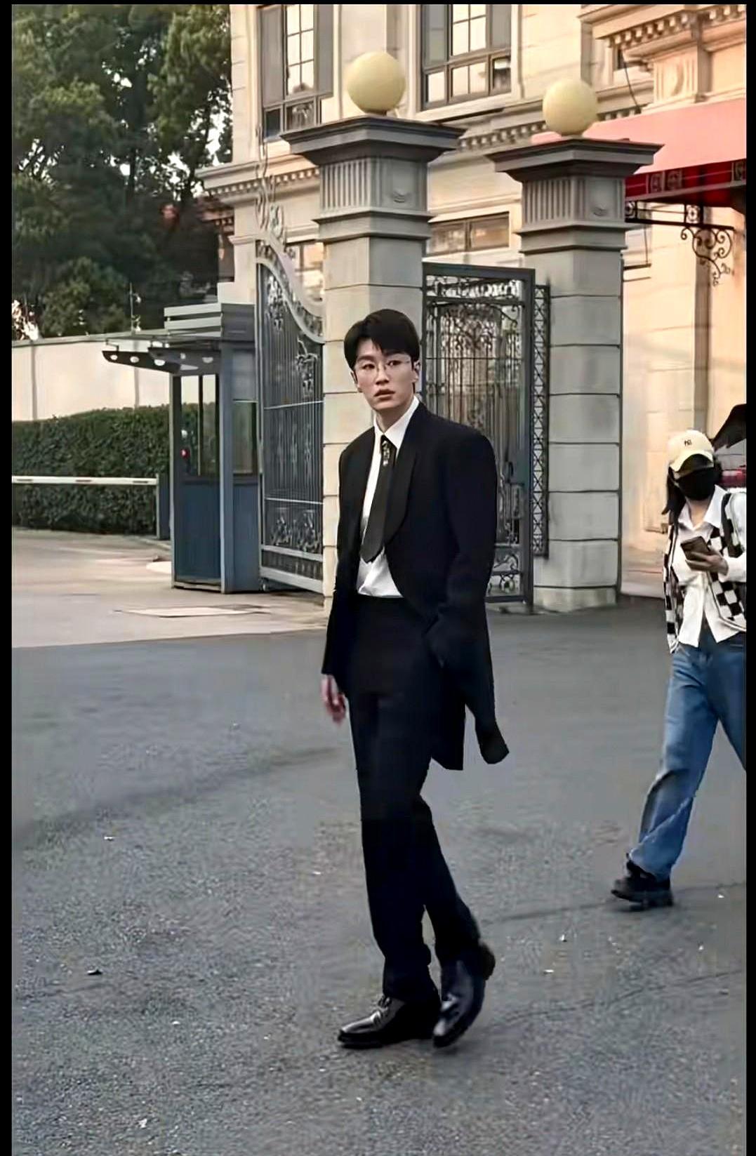 《轧戏》播到一半，热搜被男二代旭霸榜。
 
30数据摆那儿：抖音点赞29万，角色